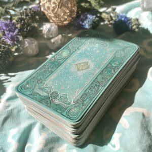 Was ist Tarot Motiv mit Karten auf einem Tisch
